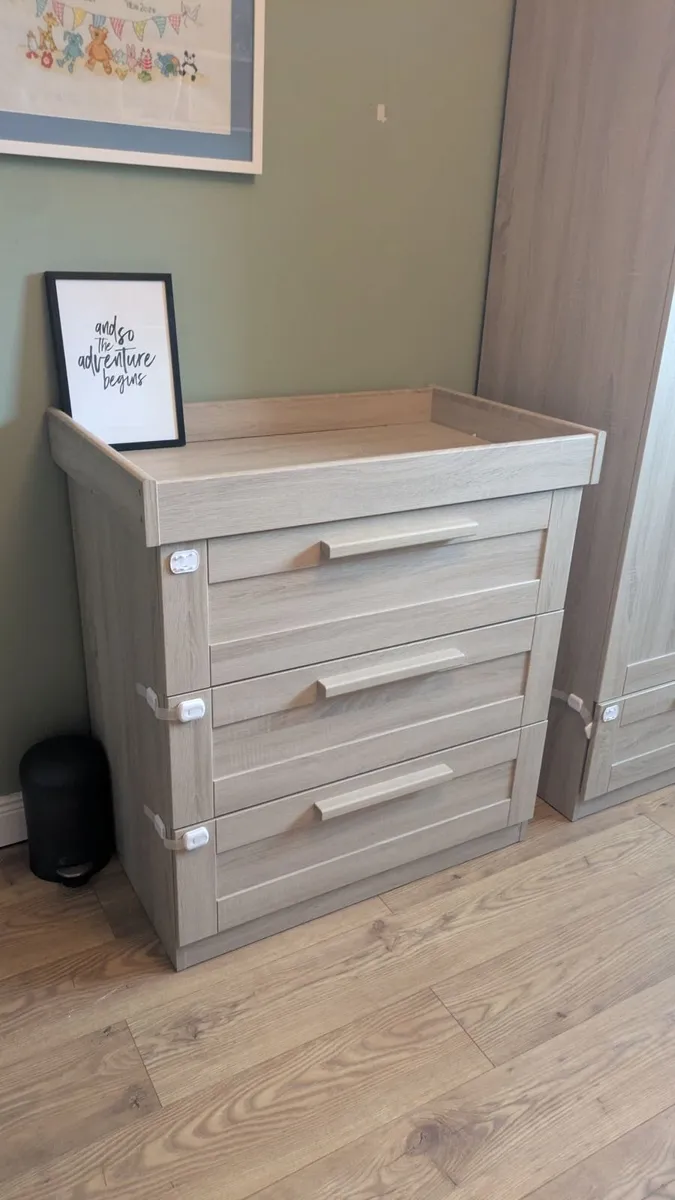 Cotbed, chest of drawers and wardrobe - Image 4