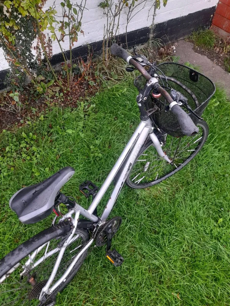 Ladies hybrid bike for sale - Image 3