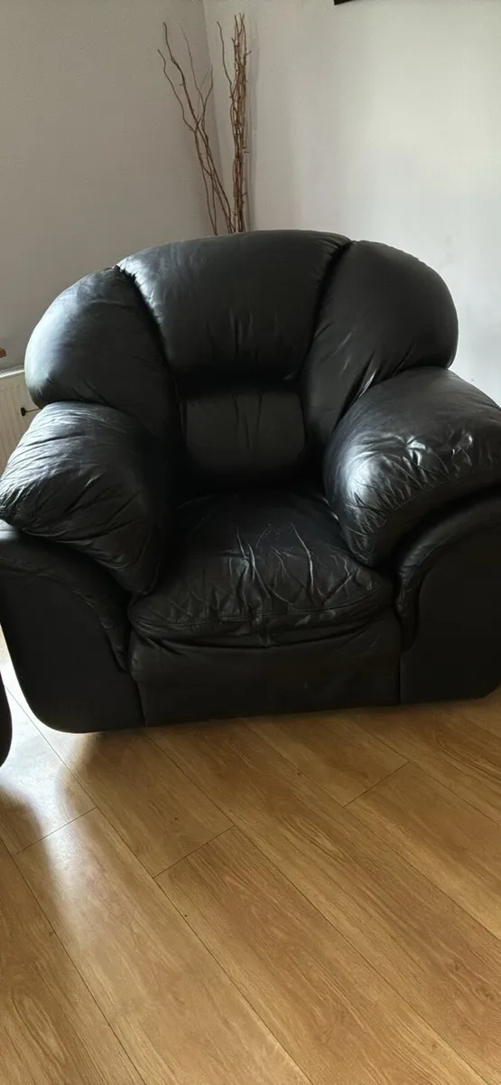Suite of furniture - Image 1