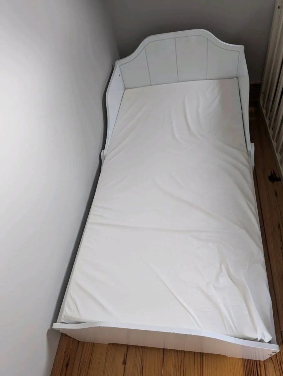 Toddler bed and mattress - Image 1
