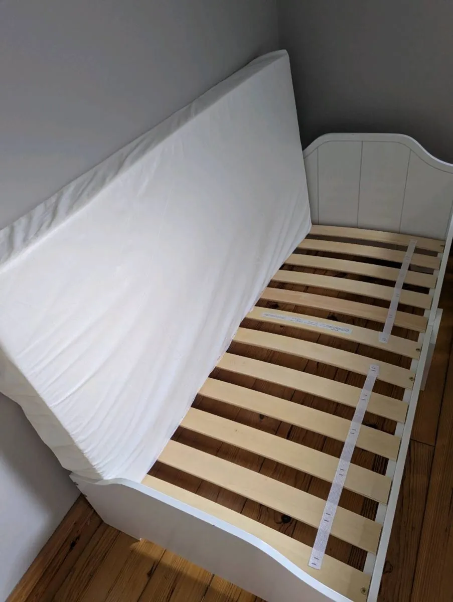 Toddler bed and mattress - Image 4