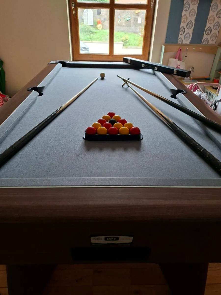 Stunning pool table - Image 1