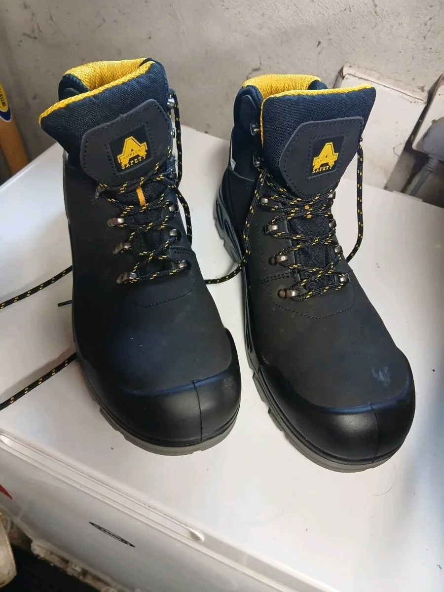 Work boots - Image 1