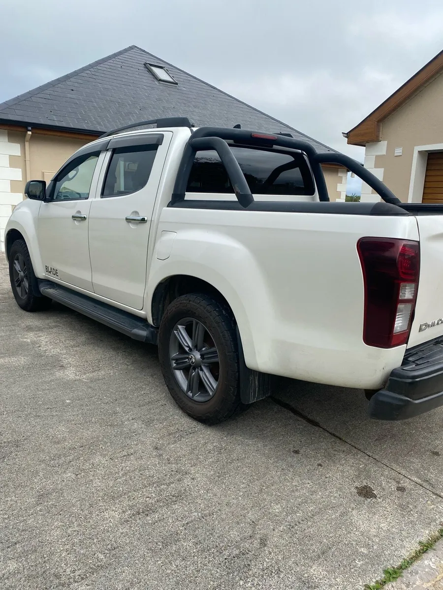2017 ISUZU D-MAX BLADE 1.9L — FOR SALE - Image 4