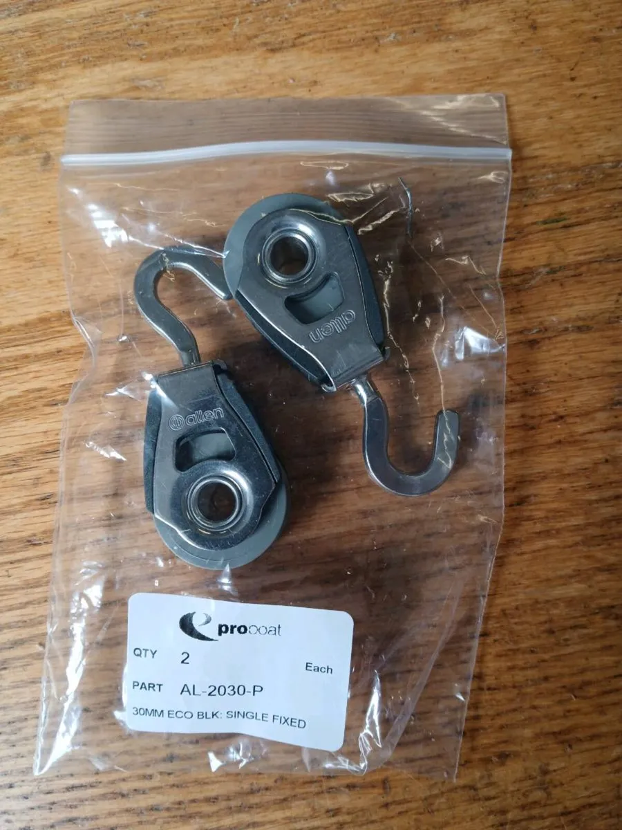 SALE: New Allen blocks for 6mm rope, with hook. - Image 1