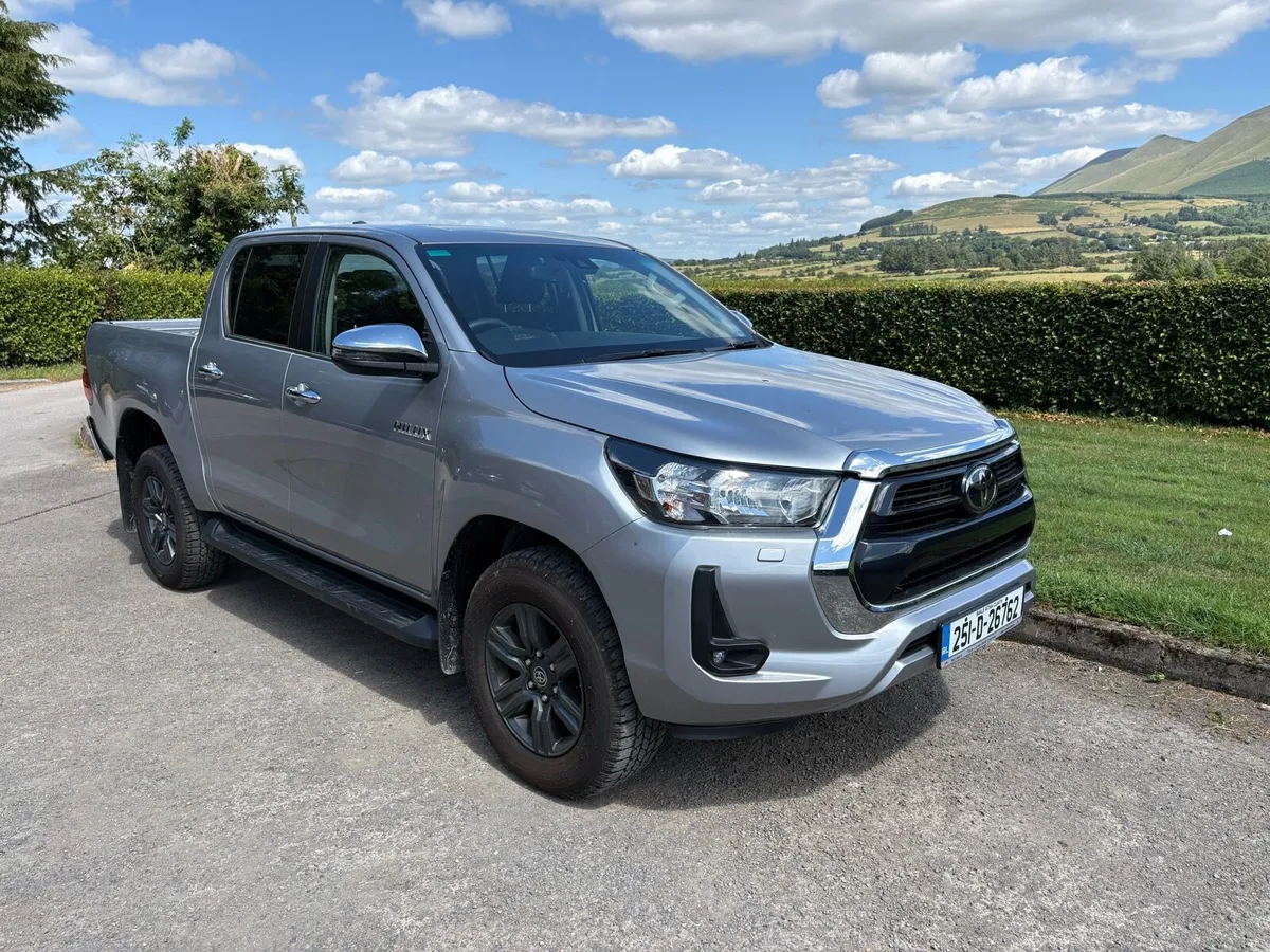 251 Hilux 2.8 SR5 Manual***only127kms*** - Image 2