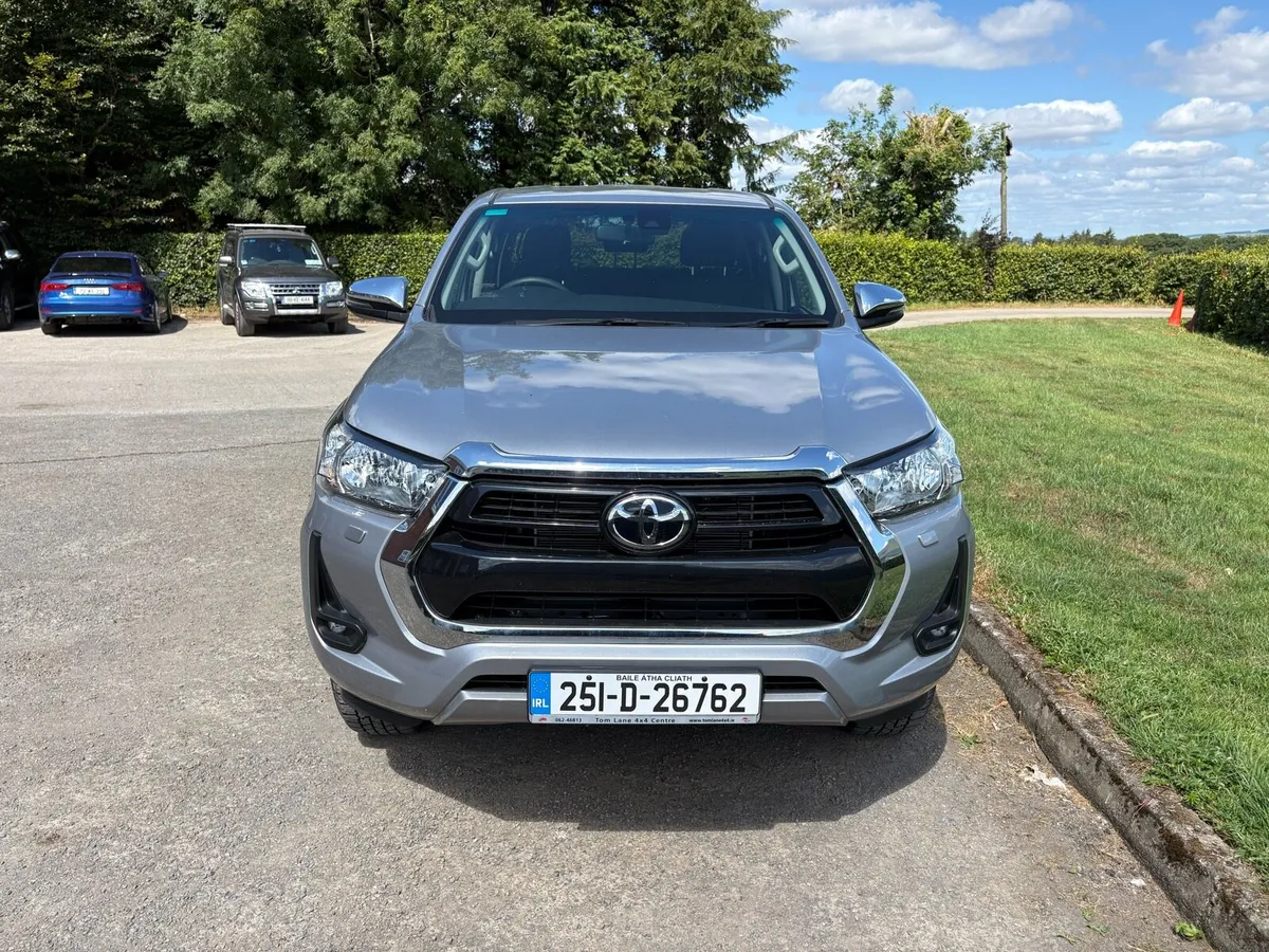 251 Hilux 2.8 SR5 Manual***only127kms*** - Image 3