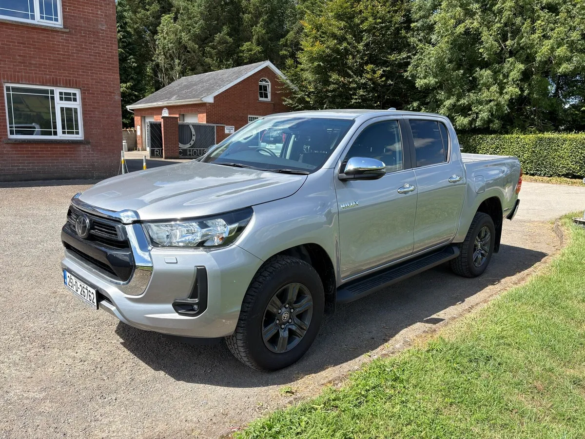 251 Hilux 2.8 SR5 Manual***only127kms*** - Image 4
