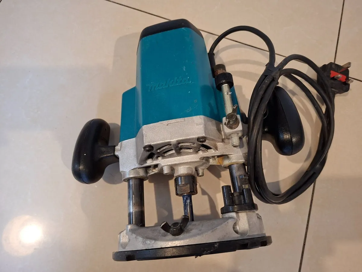 Makita 3612 Plunge Router 240v - Image 3