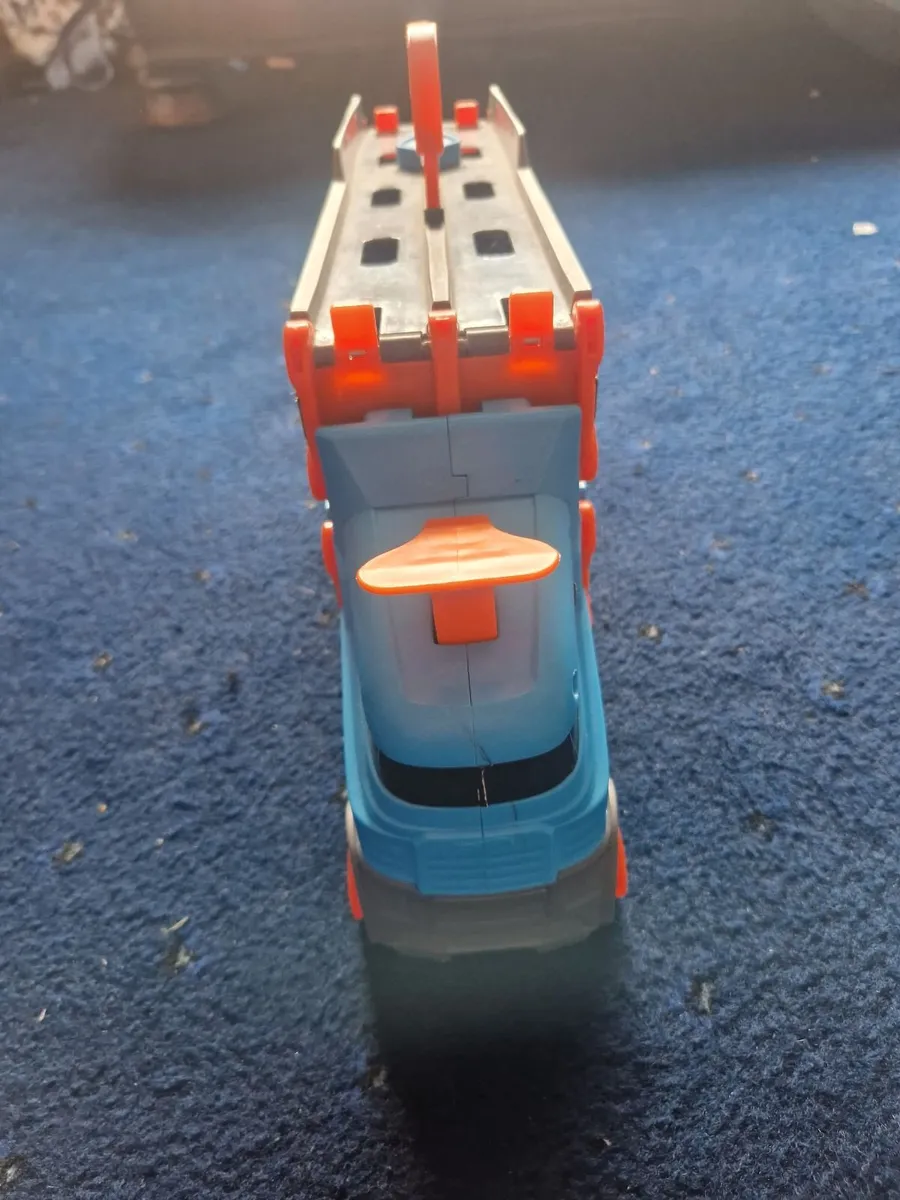 Hot Wheels City Speedway Hauler Playset - Image 1