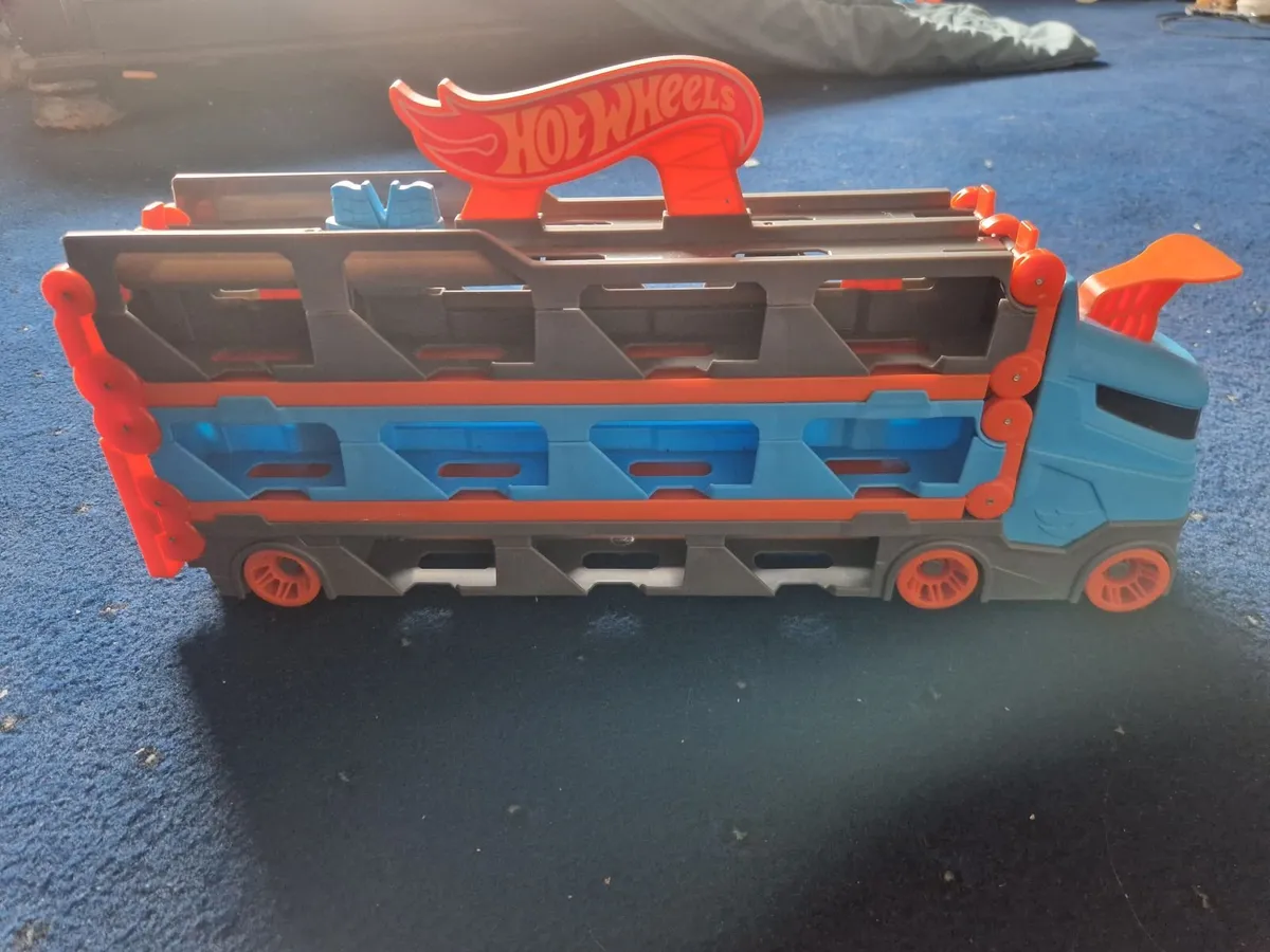 Hot Wheels City Speedway Hauler Playset - Image 2