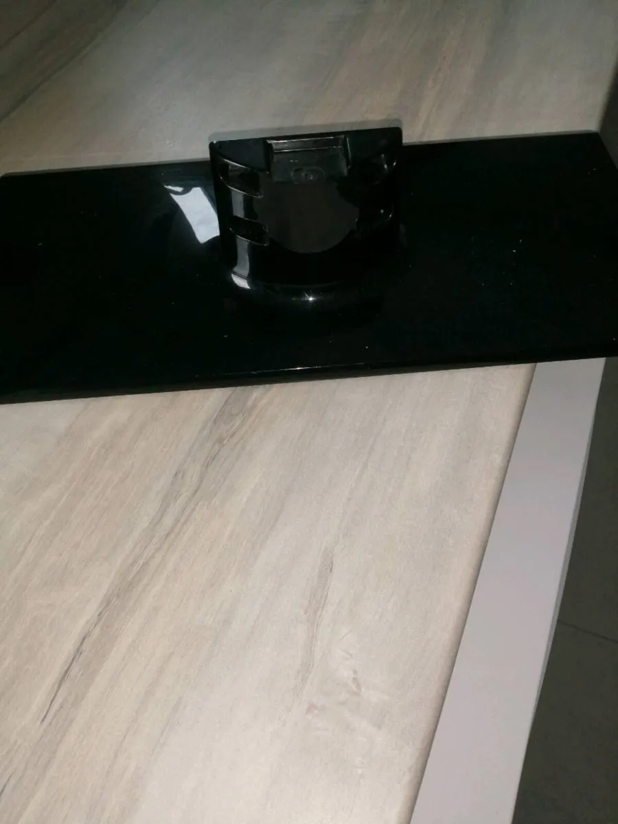 TV stand - Image 1