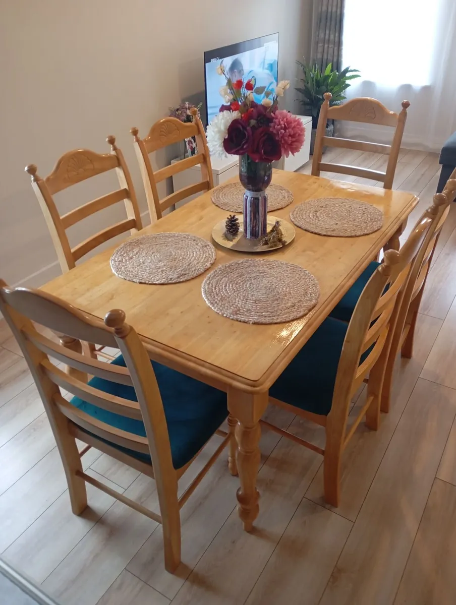 Solid wooden table - Image 1
