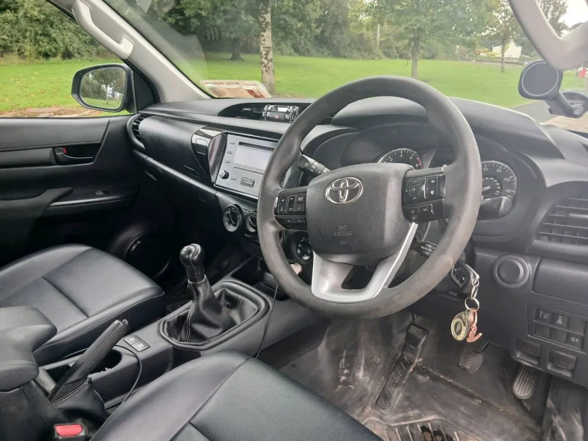 Toyota Hilux 221 - Image 3