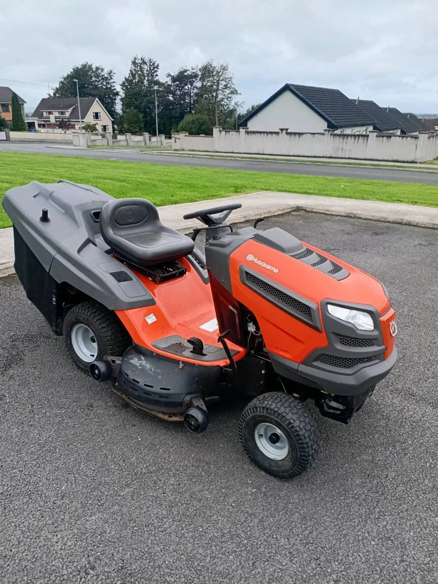 Ride on lawnmower - Image 1