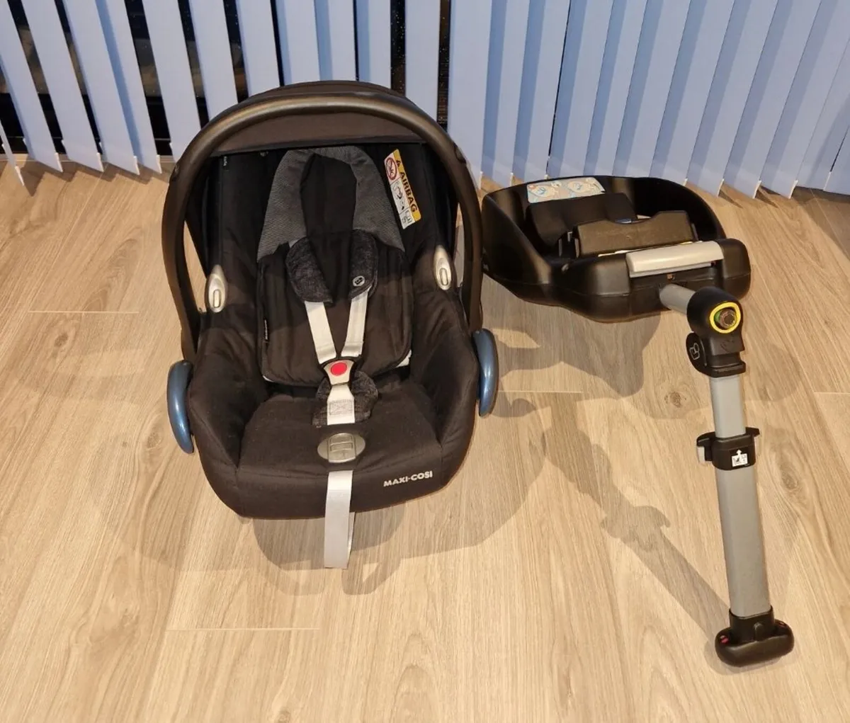 Immaculate Maxi cosi with Isofix - Image 1