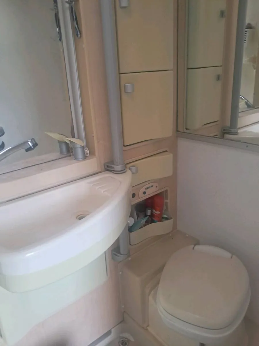 Hymer C546 Camper - Image 4