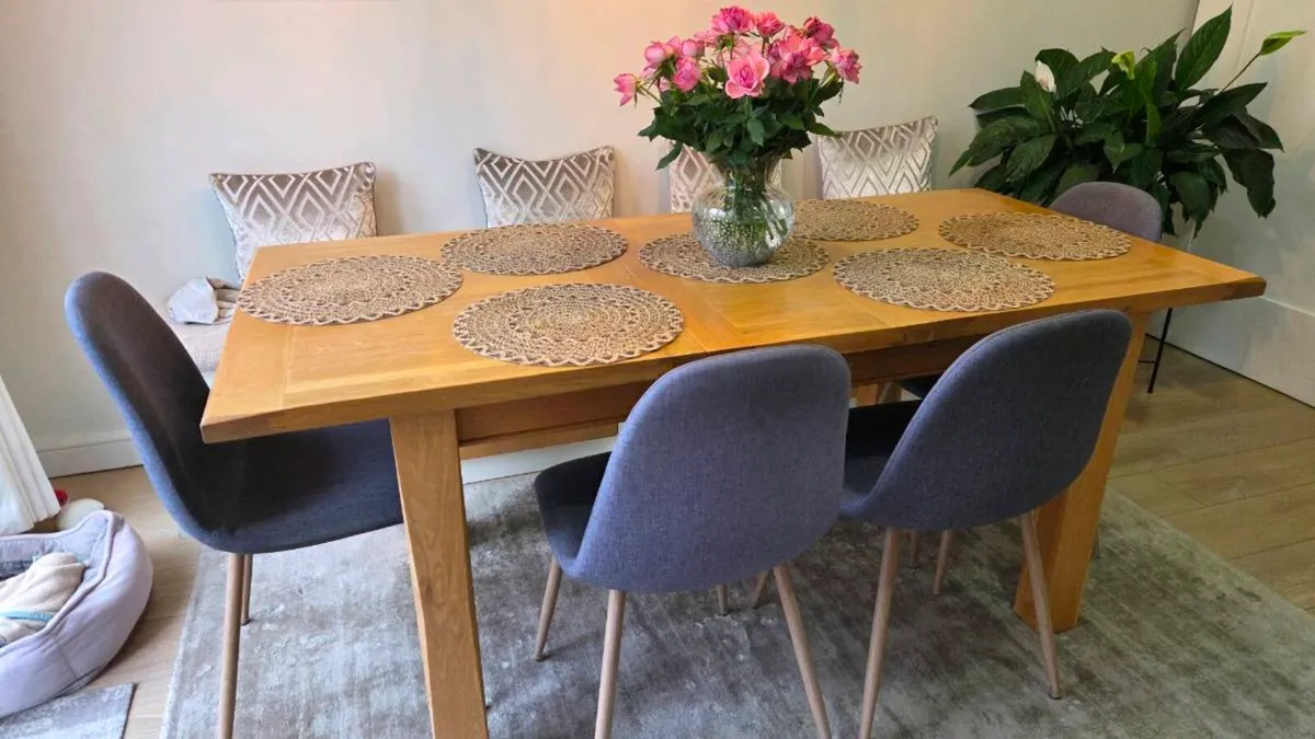 Solid wooden dining table &4 chairs - Image 1