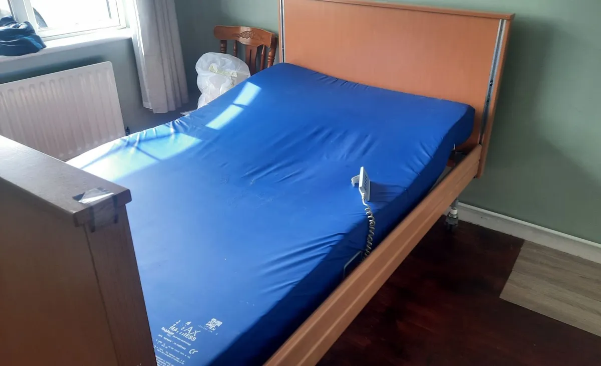 Electric hospital bed - Image 1