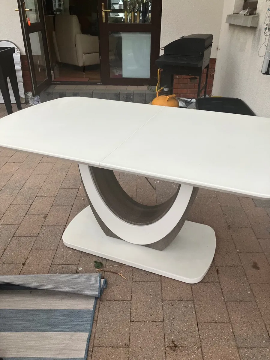 Dining table - Image 1