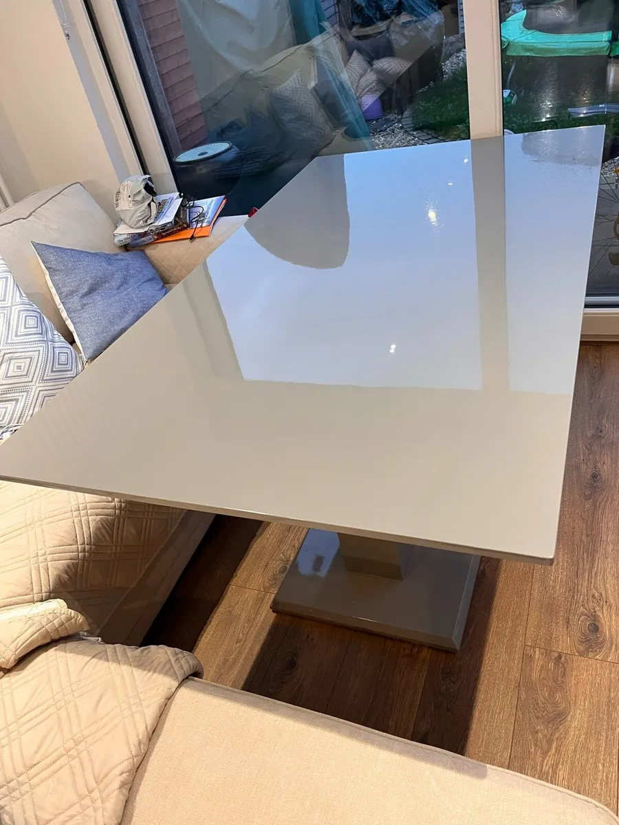 Dining table - Image 2