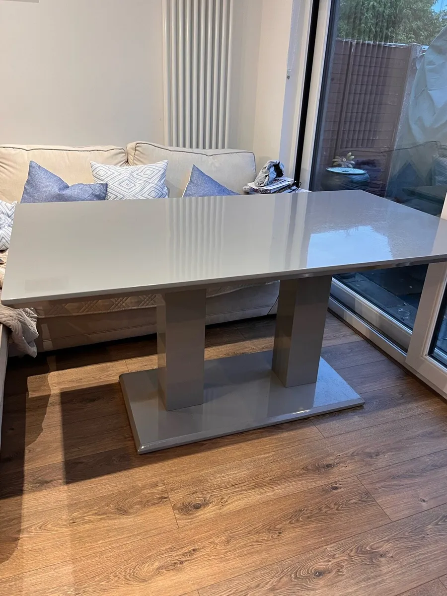 Dining table - Image 1