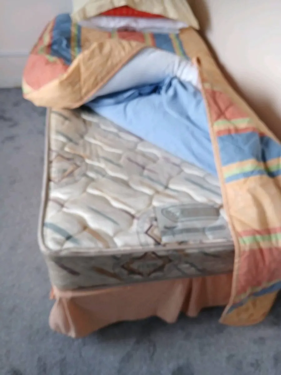Single 3ft Bed, v. good condition, duvet, pillows. - Image 3