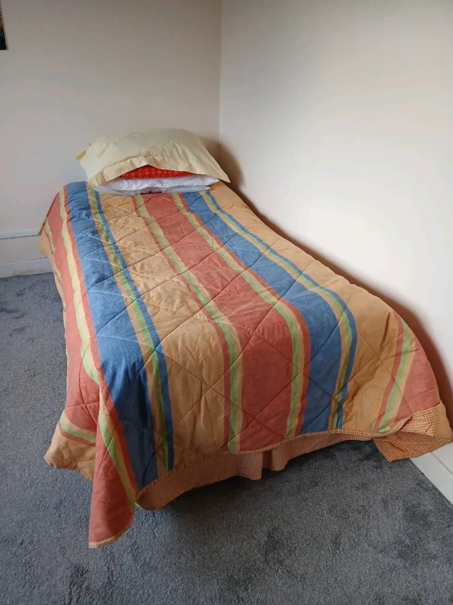 Single 3ft Bed, v. good condition, duvet, pillows. - Image 1