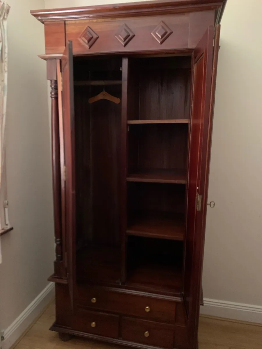 Bedroom suite - Image 4