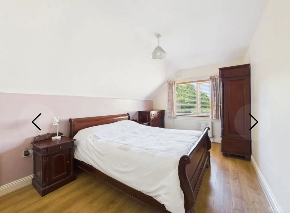 Bedroom suite - Image 1