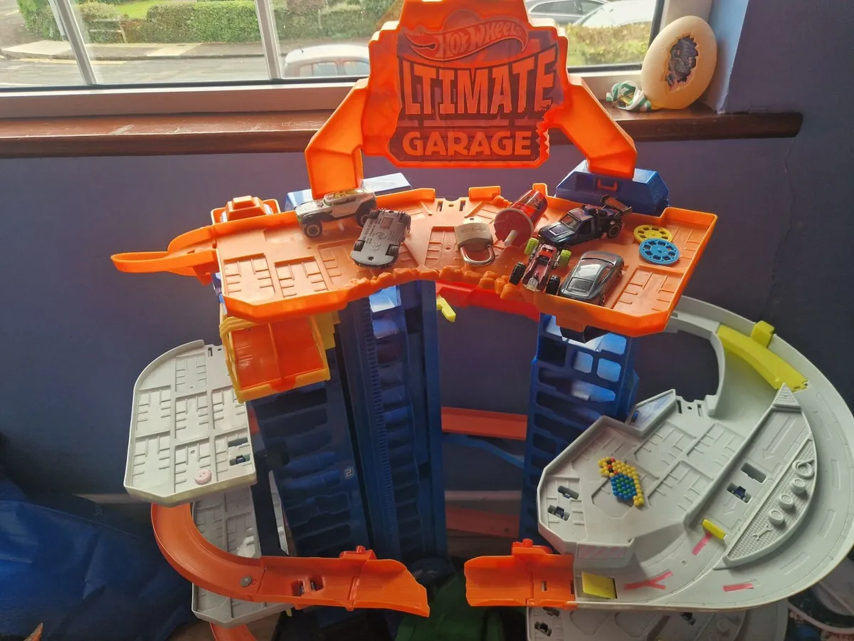 Hot wheels Ultimate Garage Track