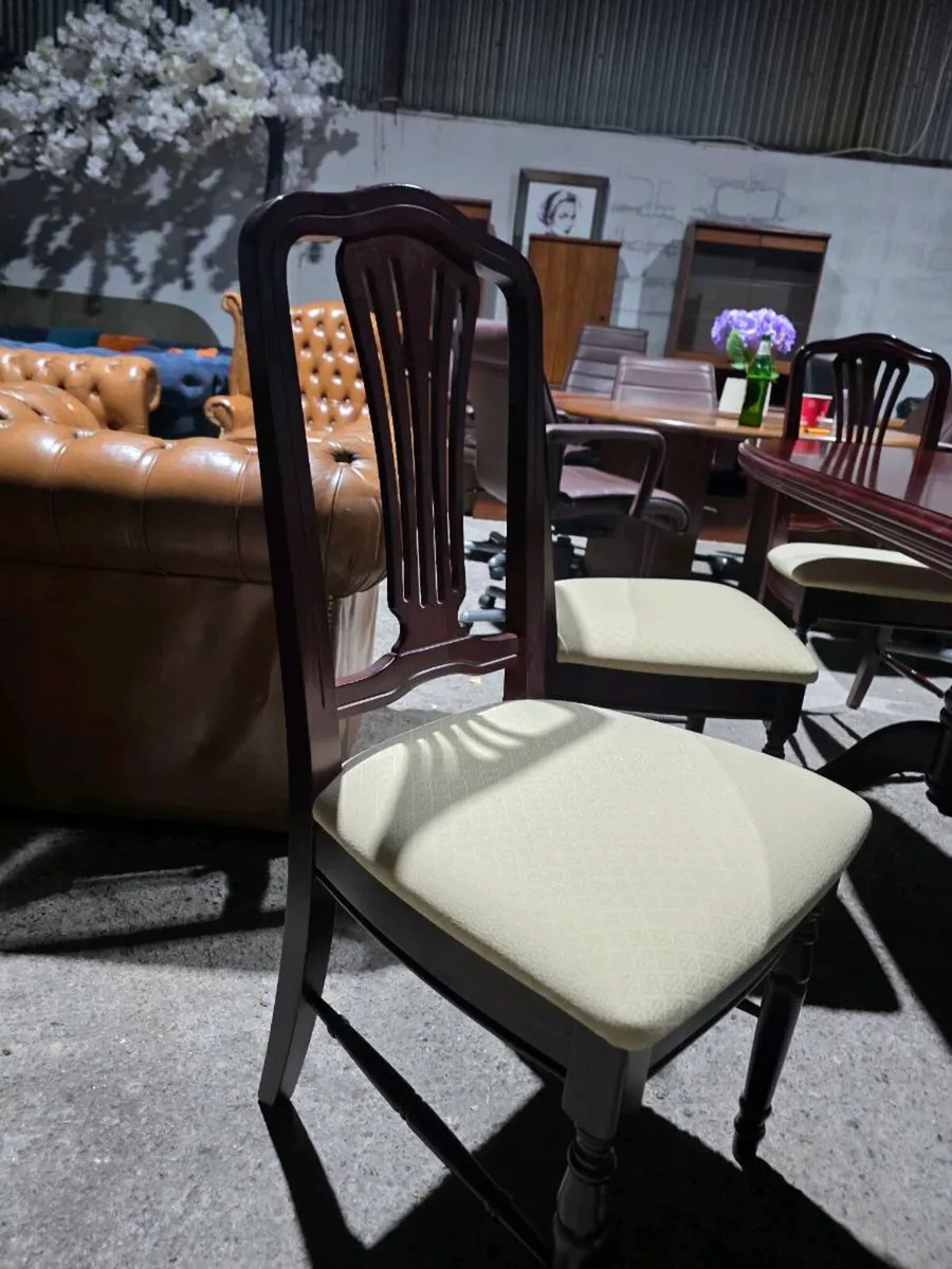 Mahogany extendable table and 6 chairs - Image 2