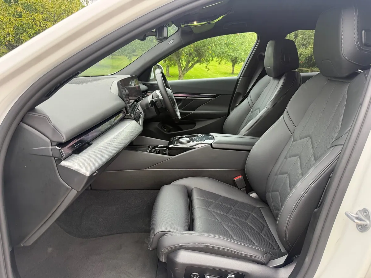 2025 BMW 520i M Sport 4dr Auto - Image 3
