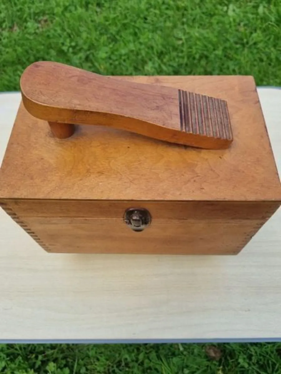 Vintage wooden shoe-cleaning box - Image 2