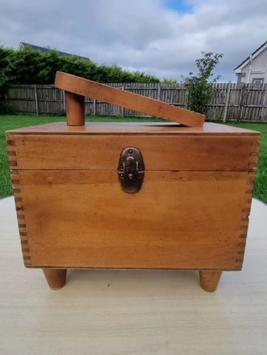 Vintage wooden shoe-cleaning box - Image 1