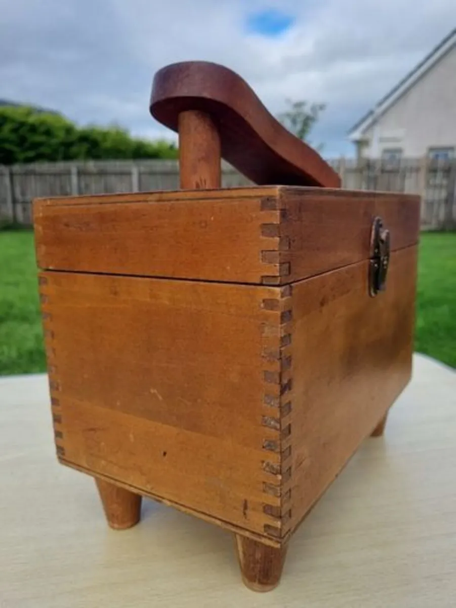 Vintage wooden shoe-cleaning box - Image 3