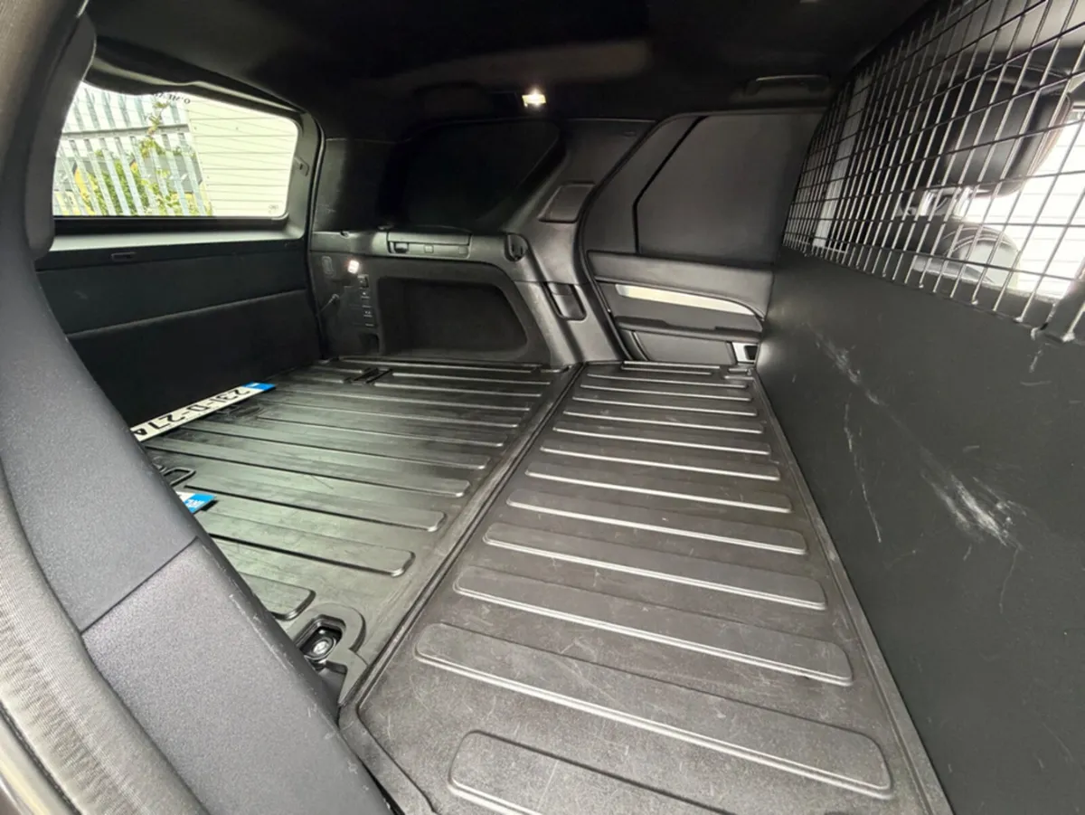 Land Rover Discovery 3.0 SD6 R- R-DYNAMIC H - Image 3