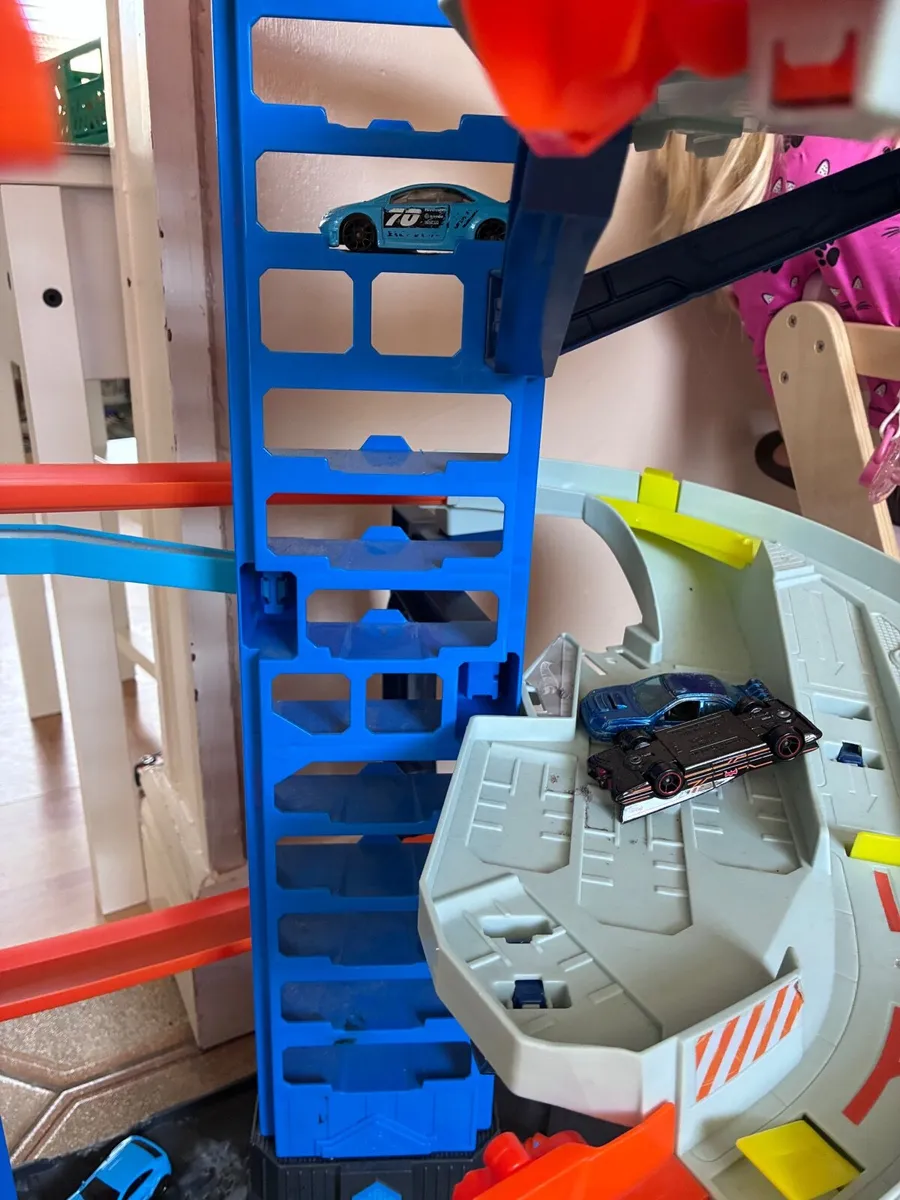 Hot wheels Car ultimate Garage - Image 4