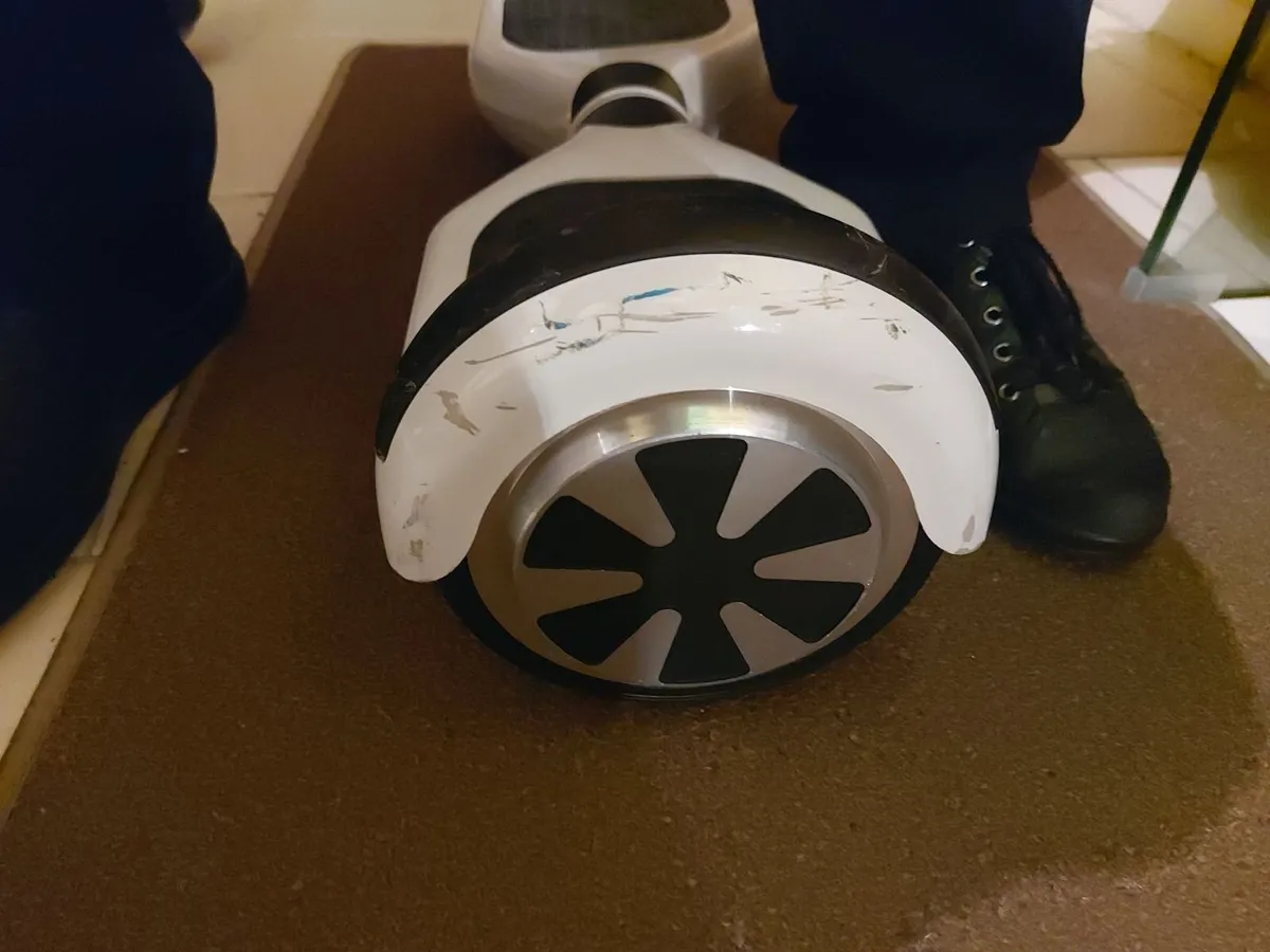 Bluetooth Hoverboard, has charge, working great, w - Image 3