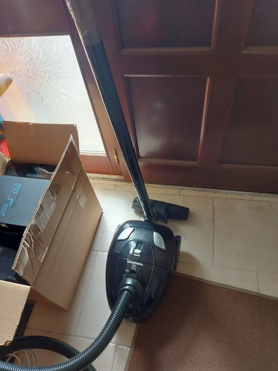 Morphy Richards Vacuum Cleaner, Model 980572 Black - Image 2