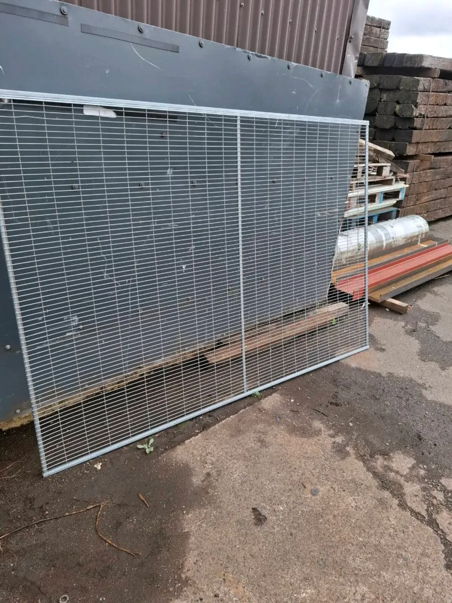 7.5ft long by 5ft high panels - Image 2