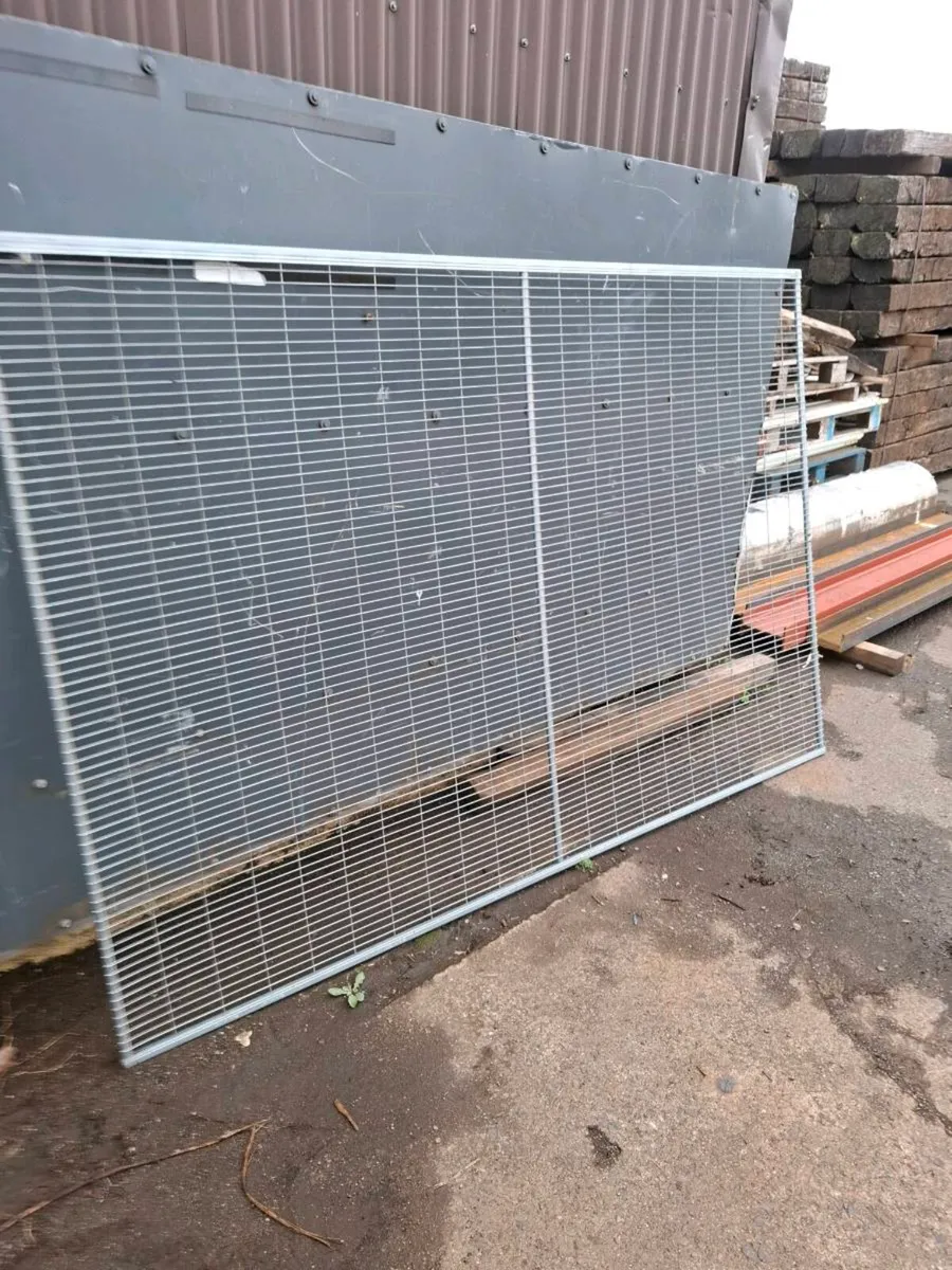 7.5ft long by 5ft high panels - Image 1