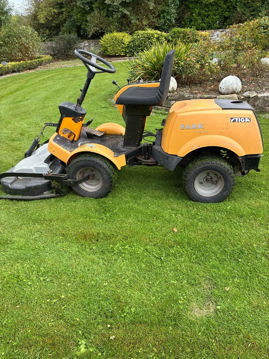 Stiga front deck ride on lawnmower - Image 3