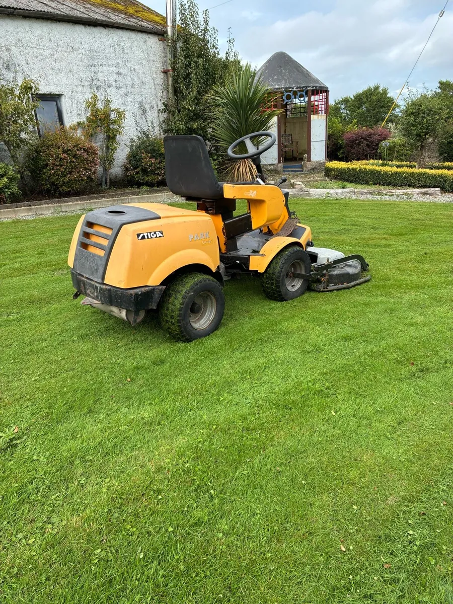 Stiga front deck ride on lawnmower - Image 4