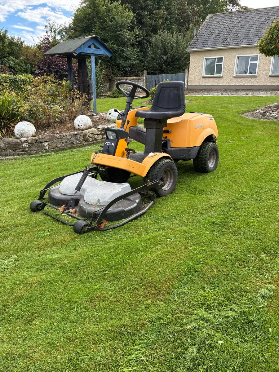 Stiga front deck ride on lawnmower - Image 1