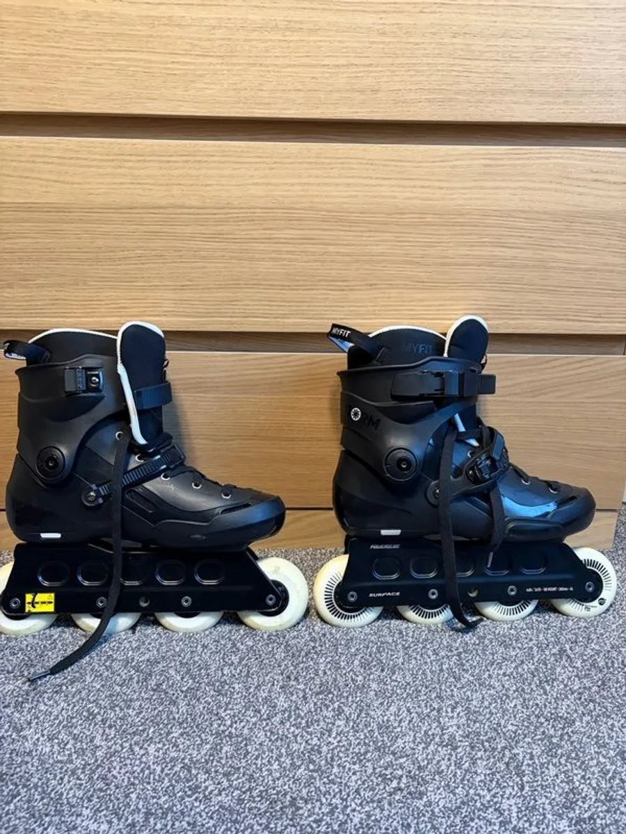Rollerblades 41/42 + Protection - Image 1