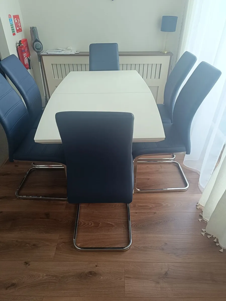 Extendable dinning table and 6 chairs - Image 2
