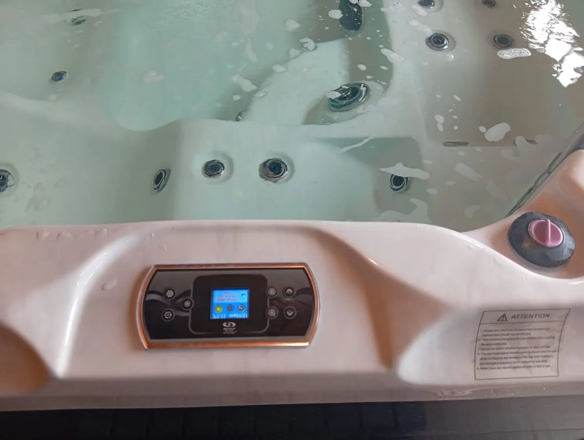 7 Seater Hot Tub - Image 4