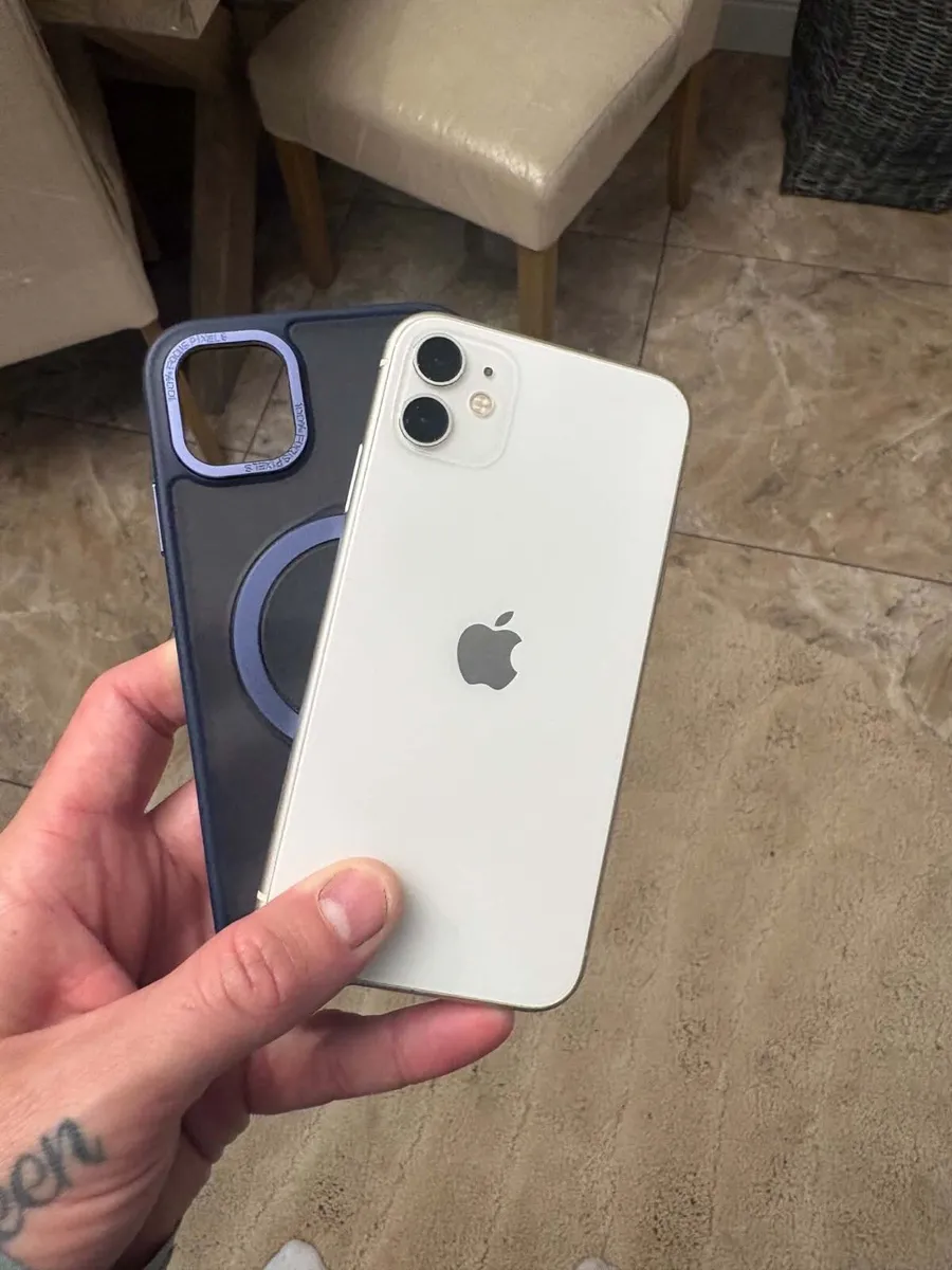 iPhone 11 sim free 128GB white with box - Image 4