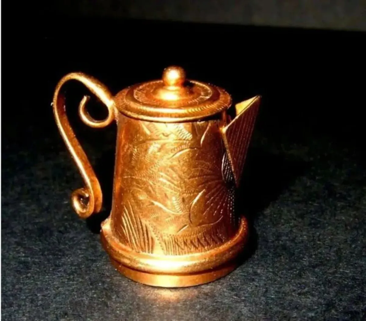 Vintage 9ct Gold Coffee Pot Charm - Image 2
